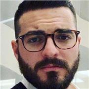 Docente di storia dell’arte impartisce lezioni a studenti della scuola secondaria di primo e secondo grado